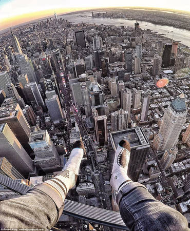 Cởi giày ra và ngồi vắt vẻo trên một tòa cao ốc thuộc khu Manhattan không phải là ý tồi.
