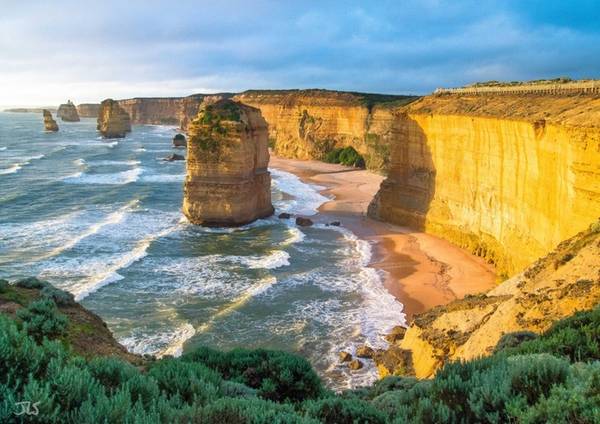 Các khối đá Twelve Apostles, Australia  Twelve Apostles (hay Mười hai sứ đồ) là một dãy các khối đá vôi khổng lồ nằm bên bờ biển thuộc Vườn quốc gia Port Campbell, Australia. Phong cảnh tự nhiên này được hình thành do các hoạt động địa chất và sự dịch chuyển của các đại dương qua hàng nghìn năm.