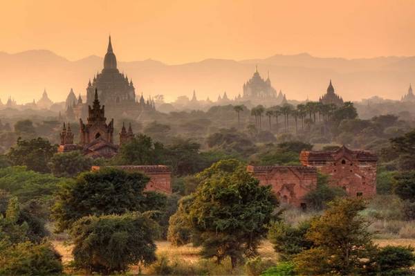 Bagan, Myanmar  Ở thành phố cổ Bagan, du khách có thể khám phá hàng nghìn ngôi đền, tu viện Phật giáo. Nơi đây có hơn 10.000 công trình tôn giáo và ngày nay còn lại khoảng 2.200 công trình. Nhờ đó, phong cảnh Bagan khi nào cũng huyền bí và mang nét đẹp không giống nơi nào trên trái đất.