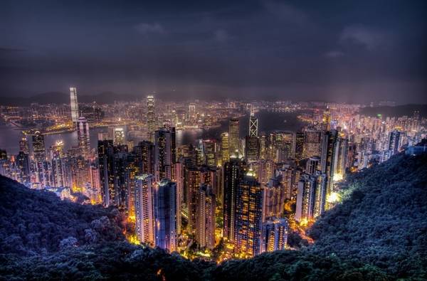 Đỉnh Victoria, Hong Kong  Đỉnh Victoria nằm ở phía tây Hong Kong là một địa điểm ngắm cảnh lý tưởng về đêm. Vừa có núi non vừa có các tòa nhà nằm san sát sáng rực rỡ dưới những ánh đèn điện đủ màu khiến nơi đây càng trở nên hiếm có.