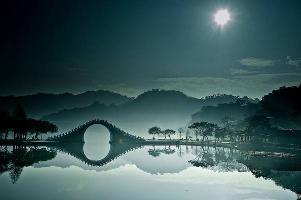 Cầu Mặt Trăng, Đài Loan  Moon Bridge hay cầu Mặt Trăng là điểm đến chính ở công viên Dahu, thành phố Đài Bắc, Đài Loan. Cầu được phản chiếu dưới mặt hồ tạo cảnh tượng kỳ ảo vào lúc hoàng hôn.
