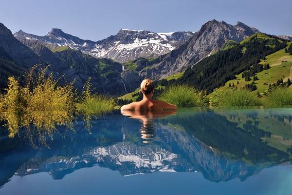 Khách sạn Cambrian, Thụy Sĩ  Khách sạn này nằm ẩn mình giữa những ngọn núi thuộc dãy Alps xinh đẹp của Thụy Sĩ. Nơi đây vừa lãng mạn vừa nhiều núi non trùng điệp phủ tuyết trắng như khung cảnh từ những câu truyện cổ tích. Du khách có thể ngâm mình trong bể bơi vô cực và ngắm cảnh mà không bị làm phiền bởi đám đông.