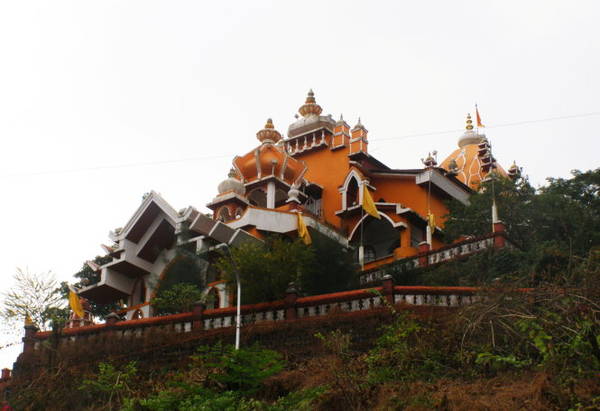 Ngôi đền Hindu giáo Hanuman Mandir nằm trên đồi cao - Ảnh: T.T.H.