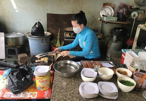 Là cơ sở 2 của quán gốc rất nổi tiếng ở Đà Nẵng, quán bánh tráng kẹp trong hẻm 209 Tôn Thất Thuyết, quận 4 được coi như thiên đường ăn vặt giá rẻ. Giờ cao điểm đông khách là 5-6h chiều. Dù đông đến mấy quán cũng không nướng sẵn.