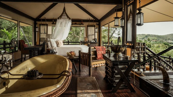 Phòng nghỉ kiểu lều trại với không gian mở nhìn ra quang cảnh tuyệt đẹp của biên giới với Myanmar và những dãy núi của Lào.