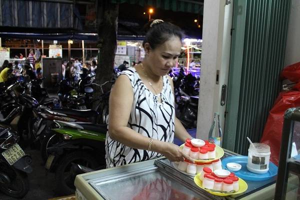 Sữa chua ăn kèm với muối là sự kết hợp chỉ Đà Nẵng mới có, khiến nhiều du khách đến đây tò mò tìm ăn thử.