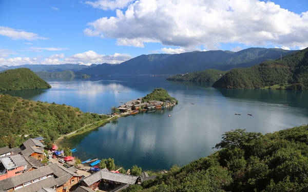 Trên dãy Himalaya, người Mosuo sống ở rìa hồ Luga xanh tươi thuộc huyện tự trị Ninh Lạng, Trung Quốc. Ảnh: Telegraph.