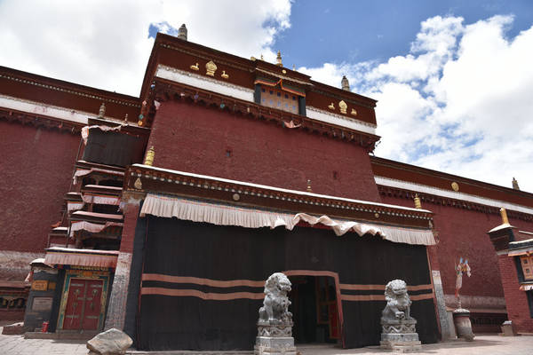 Tu viện Sakya nằm ở quận Sakya, phía tây nam của thành phố Shigatse, vùng tự trị Tây Tạng (Trung Quốc). Đây là tu viện chính của Phật tử Sakyapa của Phật giáo Tây Tạng. Ảnh: China daily.