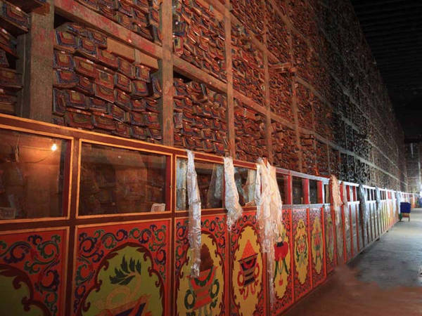 Tu viện còn nổi tiếng vì những bức tranh tường hoành tráng và Thangka - tranh Phật giáo Tây Tạng vẽ trên vải bông hoặc lụa. Đa số các bức tranh đều có từ triều đại nhà Nguyên (1271-1368). Trong số đó có một số bức tranh tường nổi bật và quý giá mô tả chân dung của các nhà sáng lập của Sakya hay cuộc gặp của Phakpa với Hốt Tất Liệt. Hơn 3.000 Thangka từ triều Tống (960-1279), triều Nguyên và triều đại nhà Minh (1368-1644) được coi là kho báu của nền văn hoá Phật giáo Trung Quốc. Ảnh: Tibet Vista. 