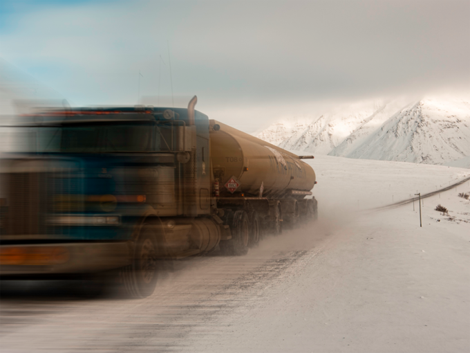 Đường cao tốc Dalton, Alaska  Đường cao tốc Dalton được biết đến là cơn ác mộng ở vùng Alaska vì nó trải dài khoảng 640 km đi qua dòng sông Yukon và nhiều cánh rừng hẻo lánh. Điều làm cho con đường này thêm đáng sợ là gần 400 km không có bất kỳ trạm xăng, nhà hàng, khách sạn hoặc dịch vụ cơ bản nào khác. Con đường cũng chứa nhiều dấu hiệu cảnh báo về các con dốc và tuyết lở. Ảnh: Flickr.