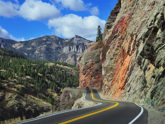 Xa lộ Million Dollar, Colorado  Tuyến đường này đi qua ba dãy núi cao 3.048 m, ngoằn ngoèo, không có lan can bảo vệ và thường xuyên có gió qua những vách đá dốc. Lý giải cho cái tên Million Dollar của cung đường này, nhiều người địa phương kể lại rằng một nữ du khách đã nói đùa, "bạn phải trả cho cô ấy một triệu đôla để lái xe trở lại con đường này".