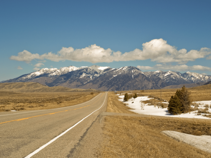 Xa lộ 2, Montana  Montana được biết đến là một trong những tiểu bang nguy hiểm nhất đối với người lái xe, chủ yếu là do đường cao tốc kéo dài giữa các thị trấn. Nếu bị tai nạn trên đường, bạn phải tự đi đến trạm xá gần nhất hoặc phải mất 80 phút để xe cứu thương đến. Tuyến đường này đặc biệt nguy hiểm vì tài xế phải duy trì giới hạn tốc độ khoảng 113 km/h qua các con đường núi. Bang Washington đã chi gần 60 triệu USD để làm đường an toàn hơn. Ảnh: Sue Smith.