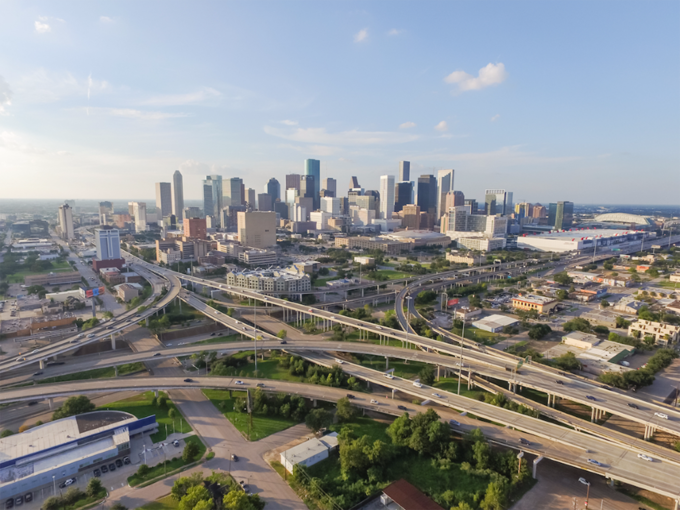 Đường liên bang 45, Houston, Texas  Đường liên bang 45 đã được xếp hạng là đường cao tốc nguy hiểm thứ 2 vào năm 2016, sau khi các nhà phân tích phát hiện cứ 160 km thì có khoảng 56,5 vụ tại nạn gây tử vong. Phần nguy hiểm nhất của tuyến đường là ở Houston, với 51 vụ chết người từ năm 2011 đến năm 2015. Ảnh: Trong Nguyen. 10 con đường nguy hiểm nhất nước Mỹ