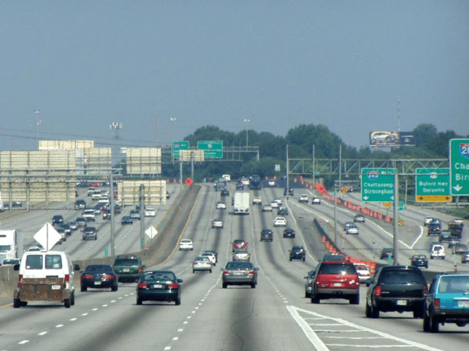 Đường liên bang 285, Atlanta  Trong năm 2013, cứ khoảng 16 km thì có 3,5 vụ tai nạn chết người trên tuyến đường này. Điều này khiến Georgia trở thành bang đứng thứ 7 trong danh sách khu vực có tai nạn gây tử vong tồi tệ nhất ở Mỹ. Con đường nguy hiểm vì có nhiều khúc cong, giao thông đông đúc và rất nhiều xe kéo trên xa lộ. Ảnh: Flickr.