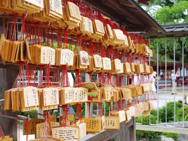 Đền Dazaifu Đền thờ Sugawara no Michizan, người được tôn sùng như một vị thần của học vấn, sự thành thật và trừ tai họa, do đó hàng năm có khoảng 7 triệu lượt người đến viếng đền. Đây là một địa điểm thu hút nhiều sĩ tử đến cầu nguyện vào mỗi mùa thi. Ngoài ra, nơi làm đền Dazaifu từng là vùng đất giao lưu văn hóa giữa các nước châu Á. Hiện tại ngôi đền này nổi tiếng là có nhiều khách nước ngoài tới tham quan, chủ yếu là từ khu vực châu Á. Cổng đền có trâu đá được nhiều sĩ tử và khách tới chạm vào để lấy may. Bên trong đền có khu vực bốc thẻ, ghi lời ước nguyện... Ảnh: Hương Chi.