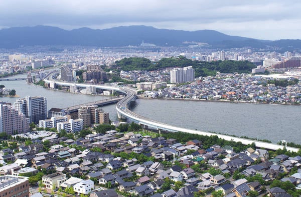 Tháp Fukuoka Tháp cao 234 m là tháp ven biển cao nhất Nhật Bản. Đây là đài kỷ niệm "Asian Pacific Expo (Yokatopia)", được xây dựng vào năm 1989 nhân kỷ niệm 100 năm thành lập chính quyền thành phố Fukuoka. Từ phòng quan sát ở độ cao 116 m có thể ngắm nhìn toàn cảnh thành phố trong tầm mắt. Năm 2010, ngọn tháp thu hút tới 10 triệu lượt khách tham quan. Ảnh: Hương Chi.