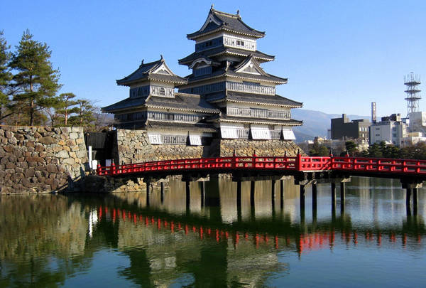 Lâu đài Matsumoto, Nagano: Matsumoto là một trong những lâu đài lịch sử quan trọng của Nhật Bản và được coi là kho báu quốc gia. Matsumoto nằm trên vùng đất bằng bên cạnh đập nước, thay vì trên đồi và có sông bao quanh như các lâu đài khác. Công trình này được xây dựng trong thời kỳ Sengoku, cuối thế kỷ 16, giai đoạn xã hội Nhật Bản biến động mạnh mẽ. Vào cuối những năm 1800, Matsumoto được bán đấu giá nhằm mục đích tái phát triển và bảo tồn. Ảnh:Wallpaperweb.