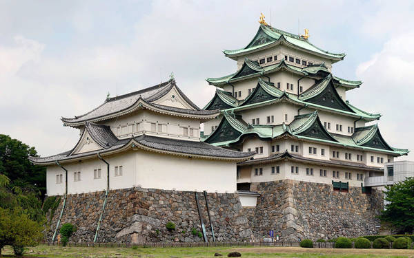 Lâu đài Nagoya, Achi: Lâu đài ban đầu có tên Yanagi-no-maru do Thống đốc Imagawa Ujichika xây tặng con trai trong những năm 1520. Ngay sau khi hoàn thành, lâu đài bị một chiến binh chiếm đóng và đổi tên thành Nagoya. Công trình này bị hư hỏng nặng trong Thế chiến II, sau đó được xây lại. Ảnh: Wallpaperweb.