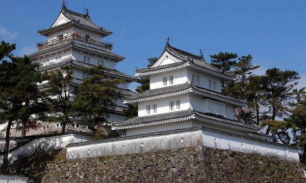 Lâu đài Shimabara, Nagasaki: Nằm gần núi Unzen và vịnh Ariake, lâu đài Shimabara được biết đến với hệ thống hào có nhiều đoạn sâu tới 15 m và rộng 50 m. Vào cuối những năm 1800, một phần của lâu đài đã được chuyển thành sân trường học. Hiện nay, Shimabara là bảo tàng và nơi tổ chức các cuộc triển lãm về văn hoá địa phương. Ảnh: Okinawastripes.