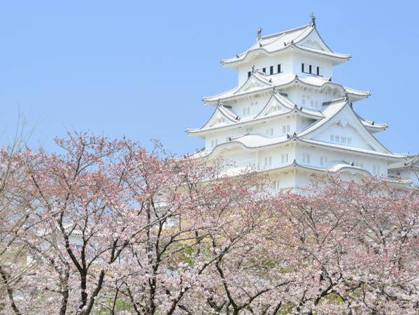 Lâu đài Himeji, Hyogo, Nhật Bản: Lâu đài Himeji nằm ở trung tâm thành phố Himeji, cách thủ đô Tokyo 650 km về phía tây. Lâu đài được UNESCO công nhận là di sản thế giới vào năm 1993 và là di tích lịch sử đặc biệt của quốc gia. Himeji xây dựng năm 1346 và được coi là lâu đài thời trung cổ tiêu biểu nhất ở Nhật Bản. Tường của lâu đài được làm bằng gỗ và phủ một lớp thạch cao trắng để chống cháy nên Himeji còn có tên gọi là lâu đài Hạc Trắng. Ảnh: Escape.