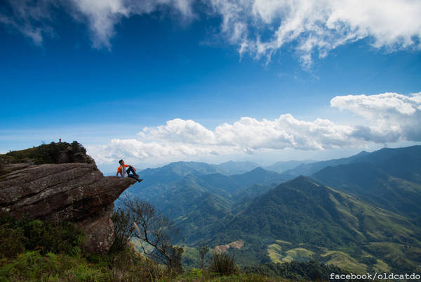 Mỏm đá ở Pha Luông, Sơn La là nổi tiếng nhất và được biết đến từ lâu. Đỉnh Pha Luông cách Mộc Châu 70 km, nằm ở độ cao gần 2.000 m. Từ đỉnh Pha Luông, du khách có thể nhìn thấy ranh giới tự nhiên giữa Việt Nam và Lào. Ảnh: Mèo Già.