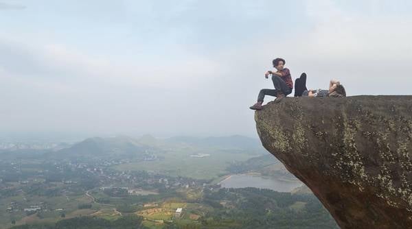 Ngay gần Hà Nội, mỏm đá ở Thạch Thất cũng từng khiến cộng đồng phượt thủ xôn xao. Tuy nhiên thực tế, mỏm đá này không thật sự đáng sợ do chỉ cách mặt đất khoảng 5 m. Do góc chụp, bức ảnh có thể đánh lừa người xem với cảm giác chênh vênh, mạo hiểm. Ảnh: Phú Nguyễn