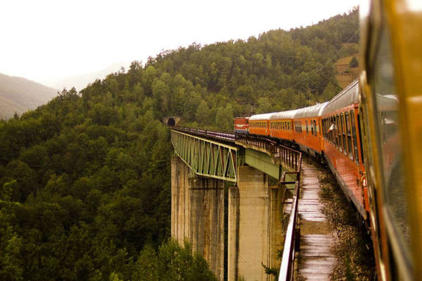 Tuyến tàu có tên Belgrade to Bar đưa hành khách đi qua 435 cây cầu và 254 đường hầm từ thủ đô của Serbia đến bờ Adriatic ở Montenegro trong khoảng 10 giờ. Ảnh: Nick Cottman.