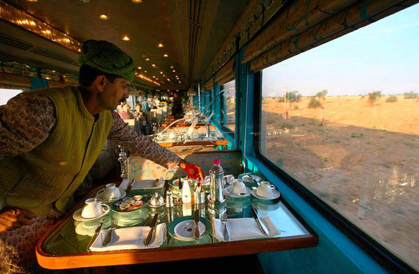 “Hoàng cung Rajasthan trên những bánh xe” là khu nghỉ dưỡng sang trọng trên các toa tàu của một hãng xe lửa ở Ấn Độ. Hành trình kéo dài 7 đêm của chuyến tàu này sẽ đưa hành khách băng qua nhiều ngôi đền nổi tiếng, các pháo đài và cả đền Taj Mahal. Ảnh: Vijay Mathur.