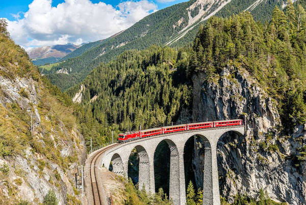 Tàu tốc hành The Glacier kết nối hai khu nghỉ dưỡng lớn trên dãy Alps của Thụy Sĩ. Hành trình này đem đến cho hành khách một chuyến du ngoạn qua những ngọn núi tuyết, thảo nguyên trên cao và các ngôi làng đẹp như trong cổ tích. Ảnh: Olaf Protze.
