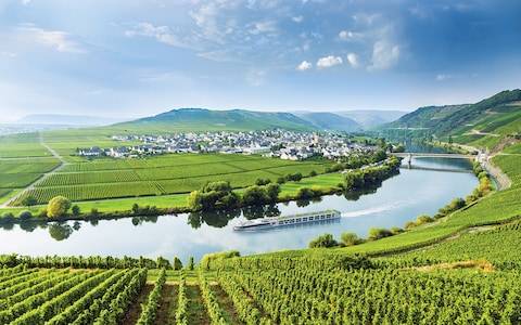 Sông Rhine được đánh giá là một trong những nơi bận rộn nhất và là dòng chảy đẹp nhất ở châu Âu. Ảnh: Telegraph