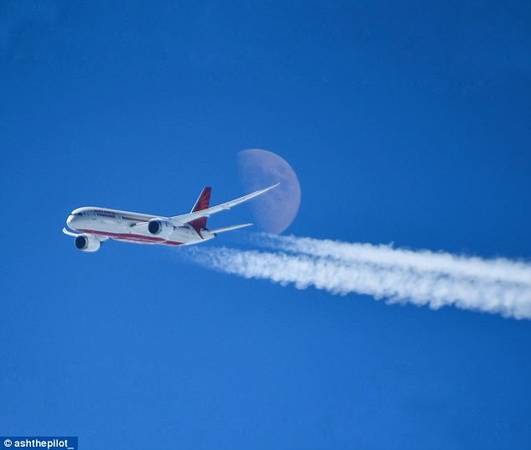 Máy bay của Hãng Dreamliner đang bay trên bầu trời