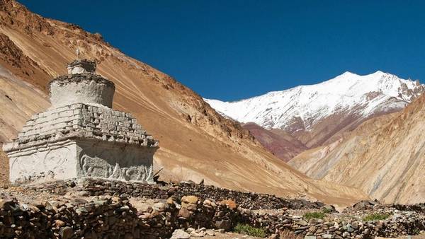 Ladakh là một vùng miền núi, khu tự trị ở miền bắc Ấn Độ giáp với Pakistan, khu vực tranh chấp Kashmir và các khu tự trị của Trung Quốc như Tân Cương, Tây Tạng. Điều dễ hiểu là với vị trí này, Ladakh từng là một "giao lộ" văn hóa, kinh tế trong suốt hơn 1.000 năm. Ngoài tầm quan trọng về lịch sử, Ladakh còn là nằm giữa dãy Himalaya và Karakoram nên càng trở nên đặc biệt. Chỉ có hai con đường chính dẫn tới đây nhưng tuyết bao phủ làm đường không thể đi được trong 7, 8 tháng mỗi năm. Lúc đó muốn đến Ladakh chỉ còn cách đi máy bay đến Leh, trung tâm vùng.  Vì điều kiện tiếp cận khó khăn mà văn hóa Phật giáo, truyền thống nơi đây vẫn được giữ gìn cẩn thận. Trong khi đó vùng đất láng giềng Tây Tạng có kích thước lớn gấp 10 lần Ladakh, thu hút lượng khách du lịch cao hơn gấp 250 lần. 