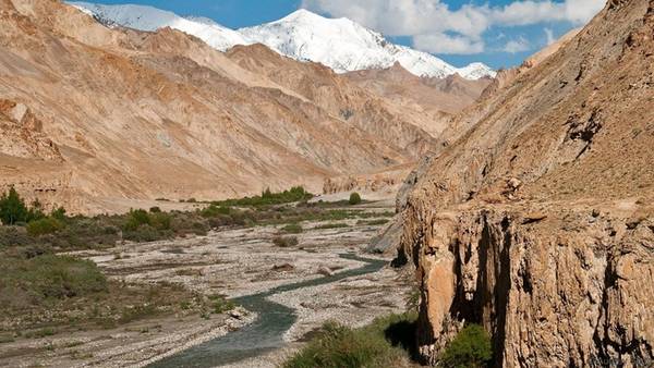 Cảnh quan của thung lũng Markha thường xuyên thay đổi. Trên đường đến làng Hankar, đoàn nhìn thấy rất rõ những ngọn núi tuyết phủ xen lẫn các hẻm núi đá đỏ. Ngoài ra, qua đèo Gongmaru là mở ra trước mắt một vùng thung lũng và sông rộng lớn cây cối xanh tươi, chứng tỏ sự đa dạng của địa hình ở Ladakh. 