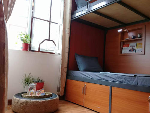 Phòng dorm giá 120.000 đồng một giường. Một phòng có 6 giường, làm bằng gỗ hoặc kim loại, gồm chăn, nệm, đèn đọc sách, phòng vệ sinh chung.