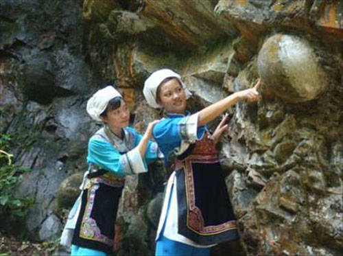 Nằm ở khu vực xa xôi của tỉnh Quý Châu, phía tây nam Trung Quốc là ngôi làng nhỏ Gulu Zhai. Đây là nơi sinh sống gần 1.000 năm qua của nhóm người dân tộc thiểu số Shui, theo Guizhou Metropolis News.