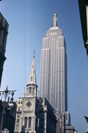 Tòa nhà Empire State trên phố 28th vào năm 1942, 11 năm sau khi nó được xây dựng xong.