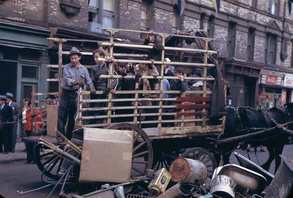 Một khoảnh khắc chân thật về New York vào thập niên 1940 là chuyến xe ngựa chở cả người và đồ lỉnh kỉnh.