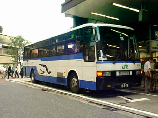 Xe buýt cũng là một phương tiện giao thông được sử dụng nhiều tại Nhật Bản.