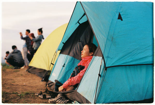 Một trong những điều thú vị nhất của việc đi trek là dựng lều ngủ qua đêm trên một đồi cỏ xanh mướt.
