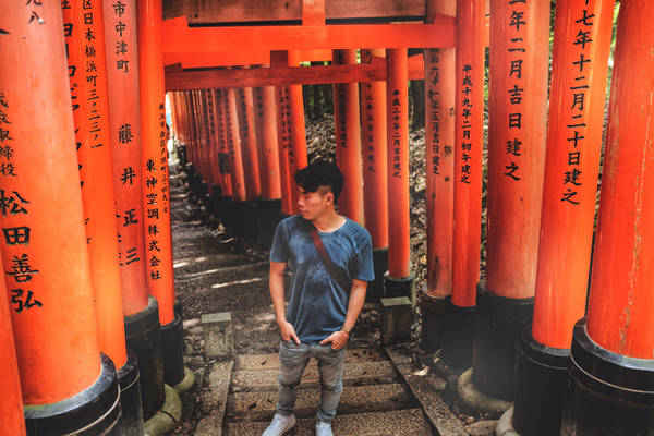 Ở Kyoto, ngôi đền nổi tiếng nhất là Fushimi Inari, tiếng Hán có nghĩa là "hồ ly đại tiên", được ví như vị tiên của lúa gạo. Du khách đến đây bắt gặp hàng nghìn những cây cột sơn đỏ, được gọi là Senbon Torii rất ấn tượng. Để hoàn thành chuyến hành trình, bạn sẽ mất từ 2 đến 3 tiếng, vừa ngắm những cánh cổng đỏ, vừa có thể dành thời gian cầu nguyện. 