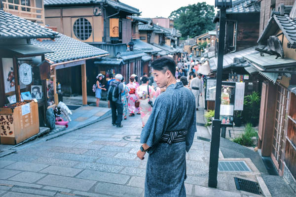 Bóng áo kimono, yukata luôn hiện hữu khắp mọi nơi ở cả Kyoto lẫn Osaka. Khách du lịch có thể dễ dàng thuê những chiếc áo yukata cho mùa hè hay những chiếc kimono cho đông và xuân ở khắp mọi nơi ở Kyoto. Những chiếc áo được may khéo léo, đủ màu sắc, mang lại cho bạn trải nghiệm chân thực về văn hóa Nhật Bản. Giá thuê của một chiếc yukata hoặc kimono khá cao nhưng đáng giá và bạn sẽ được tư vấn trang điểm, làm tóc phù hợp với bản thân mình nhất.