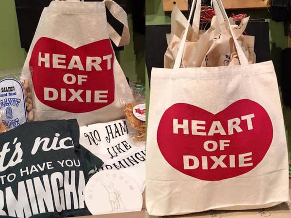 Giống như New York, Alabama cũng có câu khẩu hiệu riêng của mình được in giữa hình trái tim đặc trưng: "Trái tim của Dixie". Bạn có thể sử hữu một chiếc áo phông, hoặc túi xách với dòng chữ này tại Alabama Goods.