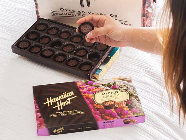 Nếu bạn từng tới Hawaii, chắc chắn bạn thấy chocolate Hawaiian Host bày bán khắp nơi. Món chocolate bọc hạt mắc-ca này là thứ không thể bỏ qua khi bạn tới Hawaii.