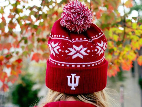 Đại học Indiana thu hút một lượng fan hâm mộ thể thao cực lớn tại tiểu bang của mình. Một chiếc nón len của trường là một món thú vị để lưu giữ kỉ niệm khi bạn đến với thành phố này.