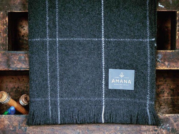 Cà phê, trà và khăn len của Amana là những món hàng đáng tự hào của Iowa từ thế kỷ 18. Điều đặc biệt là, những chiếc chăn của Amana vẫn được gia công tại chính xưởng dệt đầu tiên của nhãn hiệu này.