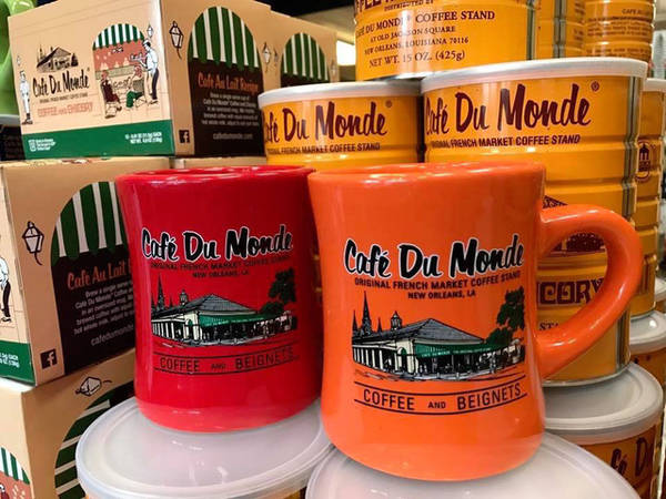 Nhãn hiệu Cafe du Monde luôn nổi tiếng với sản phẩm cà phê và ly tách của mình. Còn gì tốt hơn để kỉ niệm chuyến đi đến Louisiana ngoài việc sắm cho mình một chiếc tách rực rỡ này?
