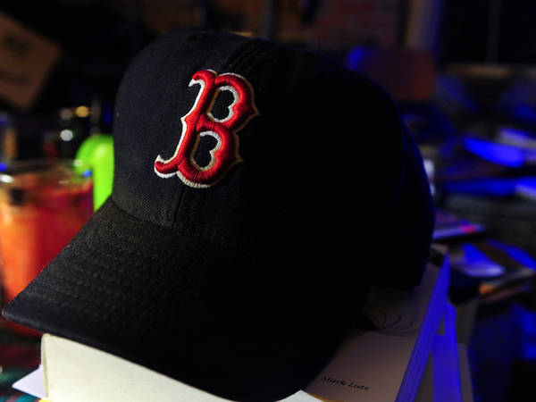 Mũ Red Sox là món quà lưu niệm số một cho các fan bóng chày khắm nơi, trừ khi bạn là fan hâm mộ đội Yankees. Bất cứ đâu ở thành phố Boston (Massachusetts) bạn cũng có thể bắt gặp chiếc mũ này.
