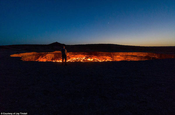 Hố lửa khổng lồ này nằm ở trung tâm sa mạc Karakum. Năm 1971, trong quá trình thăm dò địa chất tại đây, một nhóm các nhà địa chất học Liên Xô đã khoan trúng hang ngầm chứa đầy khí đốt.