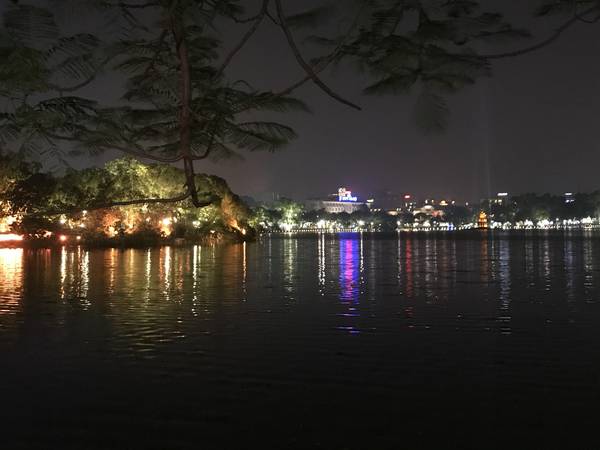 Buổi tối ở Hồ Gươm trở nên lung linh huyền ảo dưới những ánh đèn đầy màu sắc.
