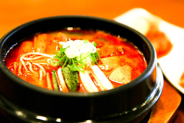 Ngoài ra, nếu muốn tiết kiệm chi phí, bạn có thể ăn ở quán Gomok, nơi có đồ ăn giá mềm hơn, khoảng 7.000-11.800 won một suất. Khách hàng có thể ăn tại nhà hàng hoặc gói mang đi để thưởng thức với người thân trên đường đi ngắm cảnh. Ảnh: Naminara.